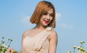 Vẻ đẹp hút hồn của nữ sinh Đại học Quốc gia HN bên cúc họa mi