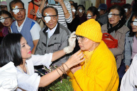 Việt Trinh tổ chức mổ mắt cho người nghèo thay vì làm sinh nhật