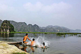 Rủ nhau tắm hồ, 3 nữ sinh lớp 6 chết đuối thương tâm