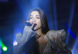 Có Chu Đăng Khoa tháp tùng, Hà Hồ biểu diễn cực sung ở Mỹ