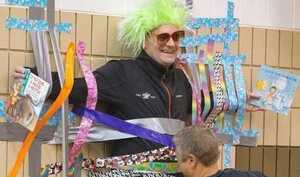 Dán hiệu trưởng lên tường gây quỹ từ thiện gây 'sốt' dân mạng