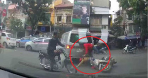 Đi tắt vào đường ngược chiều, xe máy ngã chổng vó