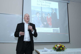 Sinh viên Thủ đô đặt câu hỏi chuyên gia tài chính hàng đầu thế giới