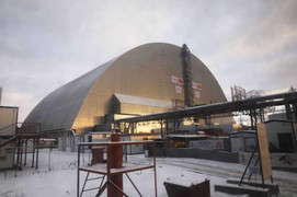 Robot khổng lồ đóng 'quan tài thép' cho nhà máy điện hạt nhân Chernobyl