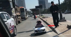 Thót tim cảnh bố cho con lái ôtô đồ chơi trên đường đầy xe tải