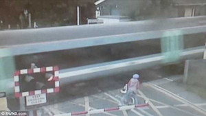 Phớt lờ biển báo, người phụ nữ may mắn thoát chết trong gang tấc