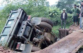 Xe quá tải 'đánh' sập cầu ở Hòa Bình, nhiều người hốt hoảng nhảy khỏi thùng xe