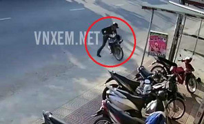 Bi hài trộm bẻ khóa xe máy, luống cuống dắt ra bị xe đổ đè lên người