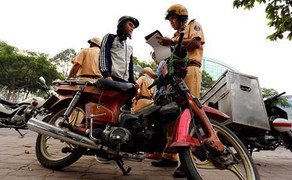 CSGT truy bắt xe 'hết đát' trên phố Sài Gòn