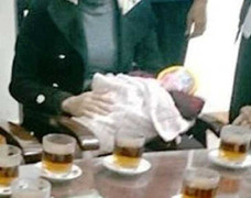 Bé sơ sinh bị bỏ rơi trước cổng nhà thờ giữa trời mưa lạnh