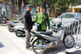 Mang xe đi sang tên đổi chủ, cả người và xe bị bắt giữ