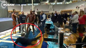 Không đoạt ngôi vô địch, VĐV thể hình giận dữ tát giám khảo ngã văng xuống sàn