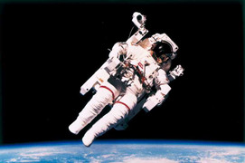 NASA chi bộn tiền tìm người giải quyết vấn nạn 'tào tháo đuổi' ngoài vũ trụ