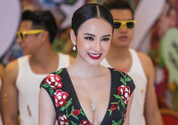 Angela Phương Trinh lại gây 'sốc' khi ăn mặc hở hang, đeo trang sức 2 tỷ đồng đi sự kiện