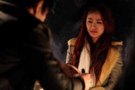 Đông Nhi khóc òa vì hạnh phúc của người thợ xây nghèo khó