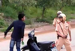 'Ma men' rút dao đe dọa, hành hung CSGT