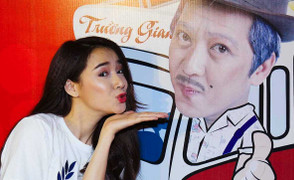 Nhã Phương hài hước hôn gió 'người tình' Trường Giang