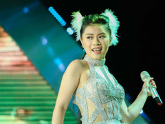 Sao Mai Thu Hằng hoá nàng thiên nga gợi cảm trên sân khấu