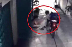 Clip: Thanh niên ngồi lướt web bị cướp điện thoại ngay trước cửa nhà