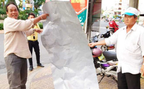 Tôn quảng cáo bay sượt đầu, 2 mẹ con thoát chết trong gang tấc