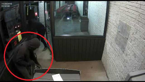 Clip: Trộm dùng xe tải kéo bật máy ATM của siêu thị trong đêm