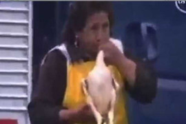 Choáng váng cảnh gian thương dùng miệng thổi gà như bóng bay