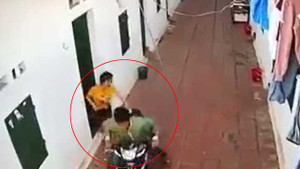 2 cô gái liều mình truy đuổi tên trộm xe máy trong xóm trọ