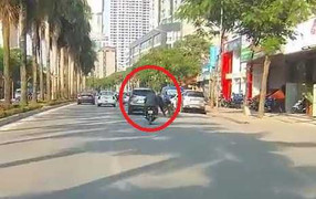 Ôtô phóng ẩu, húc ngã xe máy rồi tăng ga bỏ chạy