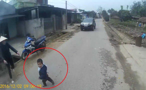 Thót tim cảnh em bé lao 'cắt đầu' xe máy