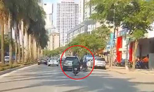 Truy tìm tài xế ô tô gây tai nạn rồi bỏ chạy trên phố Hà Nội
