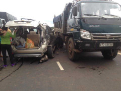 Chuẩn bị dừng đèn đỏ, xe hơi bị xe tải đâm bẹp