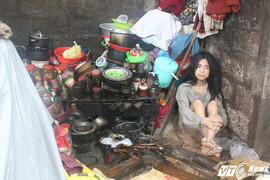 Cuộc sống như thời nguyên thủy của ba mẹ con 'người rừng' ở Huế