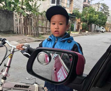 Cậu bé lái xe đạp tông vào ô tô khoanh tay xin lỗi tài xế 'đốn tim' cư dân mạng