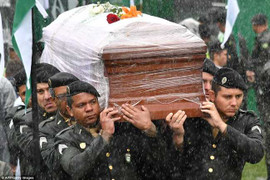 Mưa như trút nước trong lễ đưa tiễn thành viên CLB bóng đá Brazil về nơi an nghỉ