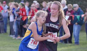 Nữ sinh Mỹ bị loại vì cứu đối thủ trong cuộc thi điền kinh