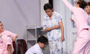 Ơn giời cậu đây rồi 2016: Hoài Linh bị ‘lột đồ’ trên sân khấu 