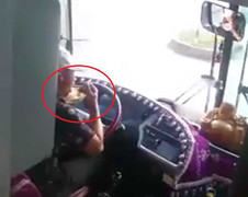 Tài xế xe khách vừa lái xe vừa ăn mỳ gây bức xúc