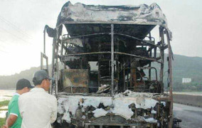 Xe khách cháy trơ khung, 30 hành khách thoát chết