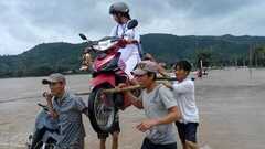 4 'soái ca' kiệu nữ sinh áo dài cùng xe máy vượt lũ