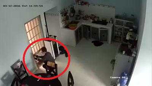 Clip trộm cạy cửa bếp, vào nhà 'khoắng' sạch tài sản của gia chủ
