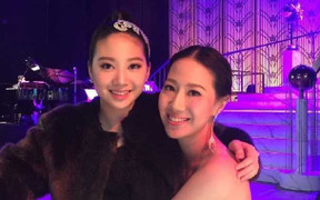 Con gái 12 tuổi của Chân Tử Đan xinh như hoa hậu trên sân khấu