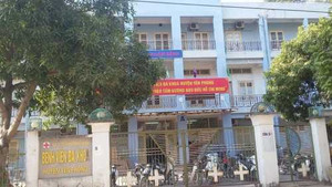 Vào viện chữa viêm phổi, bé 2 tuổi bị liệt chân: Bệnh lý mới phát sinh!