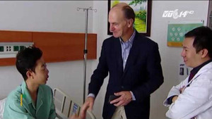 Bác sĩ Mỹ có bàn tay 'vàng' giúp chàng trai Việt tìm lại khuôn mặt