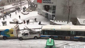 Ôtô húc đuôi nhau hàng loạt trên đường phủ tuyết