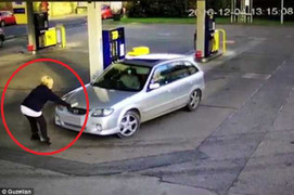 Đổ trộm xăng bị phát hiện, tài xế Mazda tông xe vào nữ nhân viên rồi bỏ chạy