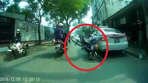 Thót tim clip học sinh lơ đễnh, đâm sầm vào đuôi taxi đang lùi