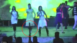 Clip: Bạn của chú rể bắn vũ công mang bầu chết giữa sân khấu