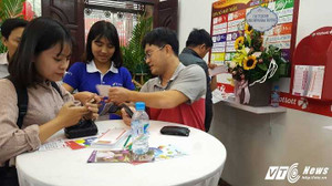 Video: Vietlott 'mở hàng' tại Hà Nội, dân Thủ đô đua nhau mua cơ hội đổi đời