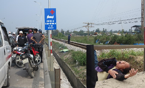 Vợ gào khóc bên thi thể chồng bị tàu hỏa đâm vào