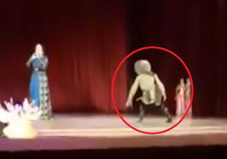 Vũ công chết trên sân khấu, khán giả tưởng là ý đồ biểu diễn, vỗ tay nồng nhiệt